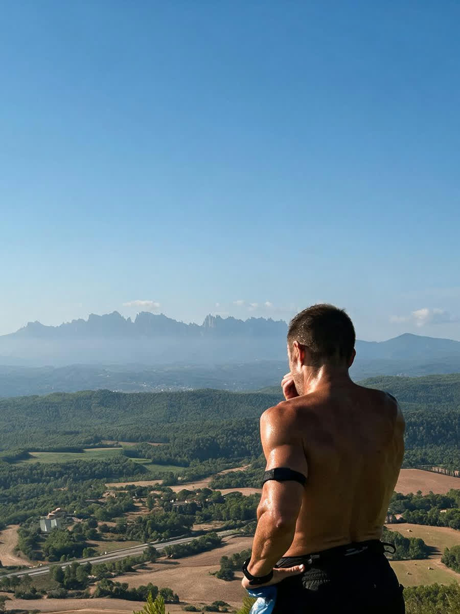 Ramon Torné mirant Montserrat des del Bages després d'un entrenament